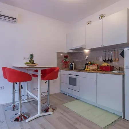 Modern And Bright With Terrace And Garden Apartment Pula