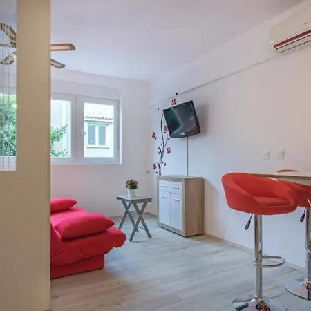 Modern And Bright With Terrace And Garden * Pula