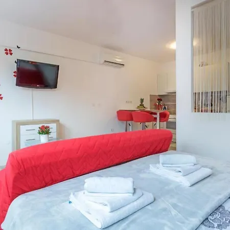 Modern And Bright With Terrace And Garden Apartment Pula