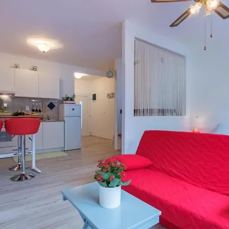 Modern And Bright With Terrace And Garden Apartment