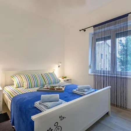 Modern And Bright With Terrace And Garden Apartment *