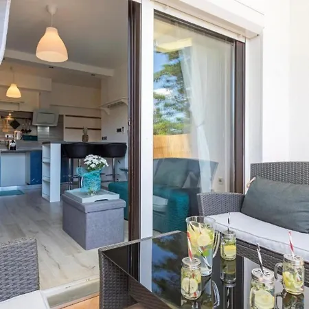 Modern And Bright With Terrace And Garden Apartment Pula